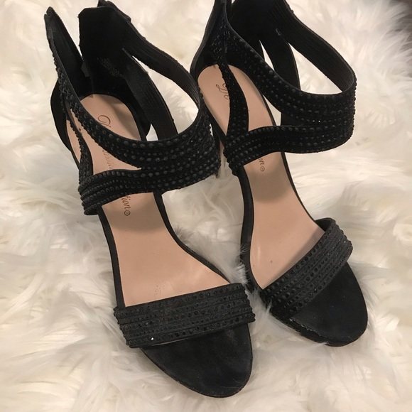 black heels - Picture 2 of 3